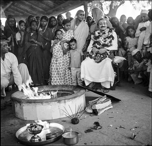 Villagers at the Dhuni