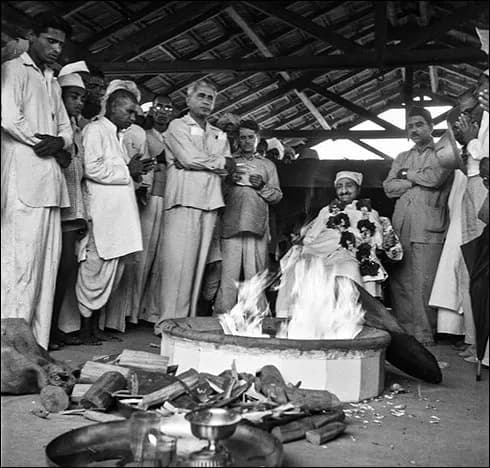 Baba at the Dhuni in 1954