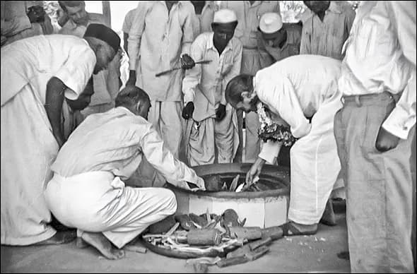 Baba lighting the Dhuni in 1954