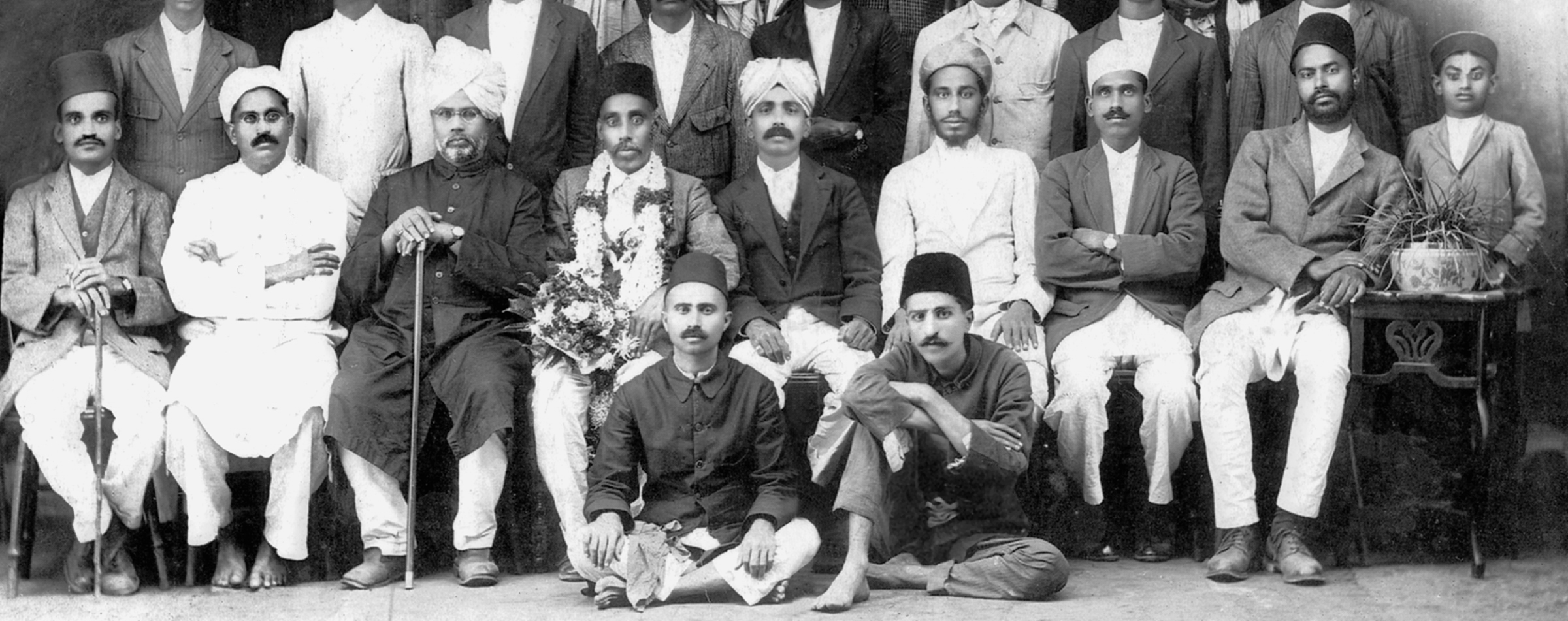 Kasba Peth, Poona, circa 1918-1919 Ghani, Khak Saheb, Jamadar (Syed), Munshi, S. M. Usman, Nomanbhai, Lateef, Asar Saheb, Madho seated on the floor: Gustadji, Merwan Seth