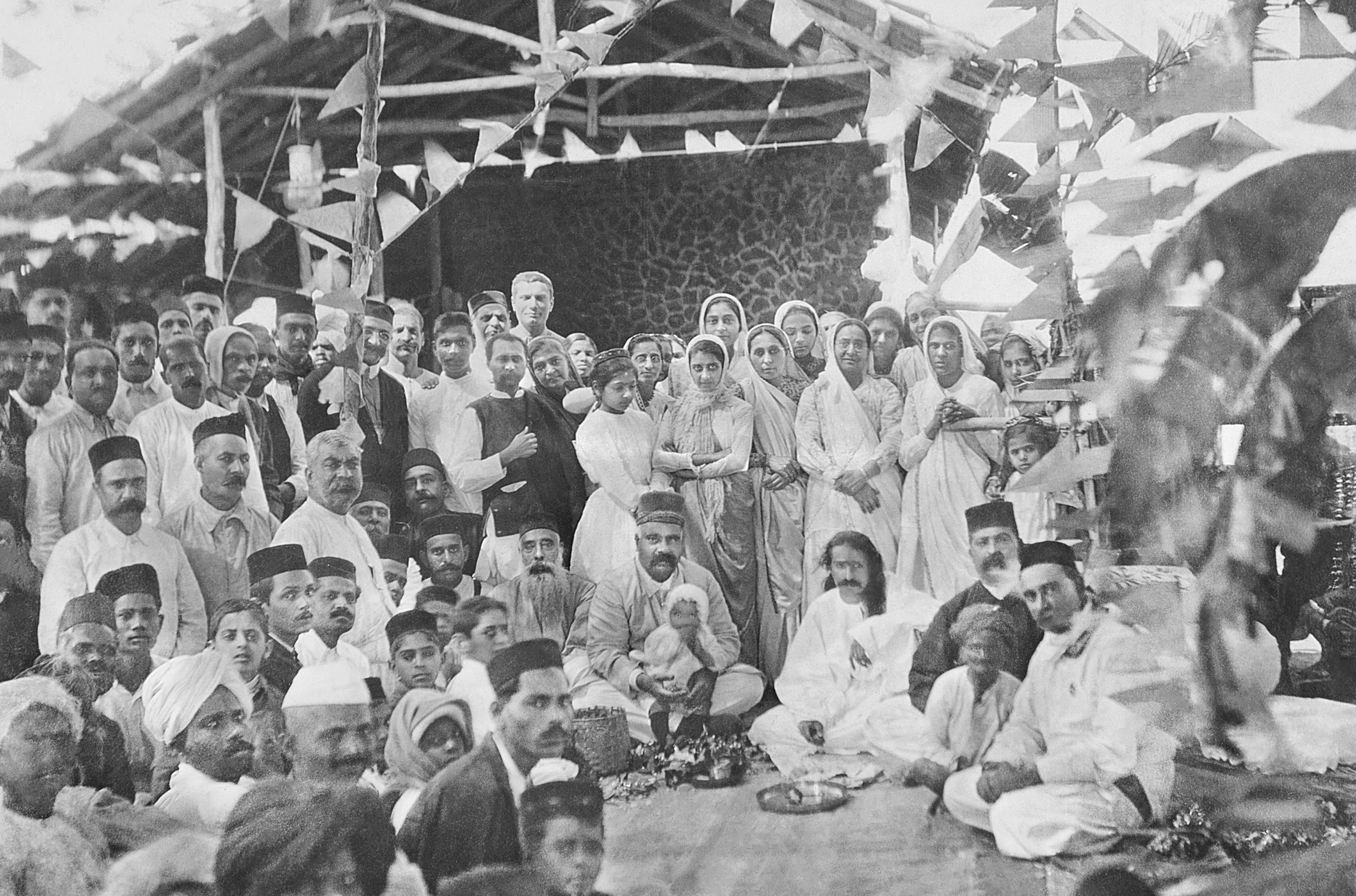 생일 축하 행사, 1925년 2월 15일
메헤라 (가운데, 아래를 내려다보고 있음) 굴마이와 쉬린마이 뒤에,
마니 (오른쪽의 어린 소녀)
