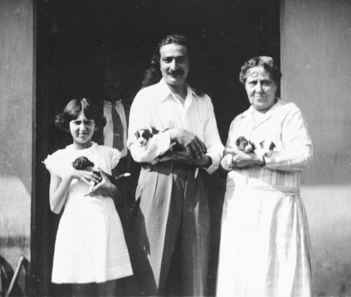브렌다와 할머니 버터리 부인과 함께, 1933년 1월, 반다라웰라, 실론