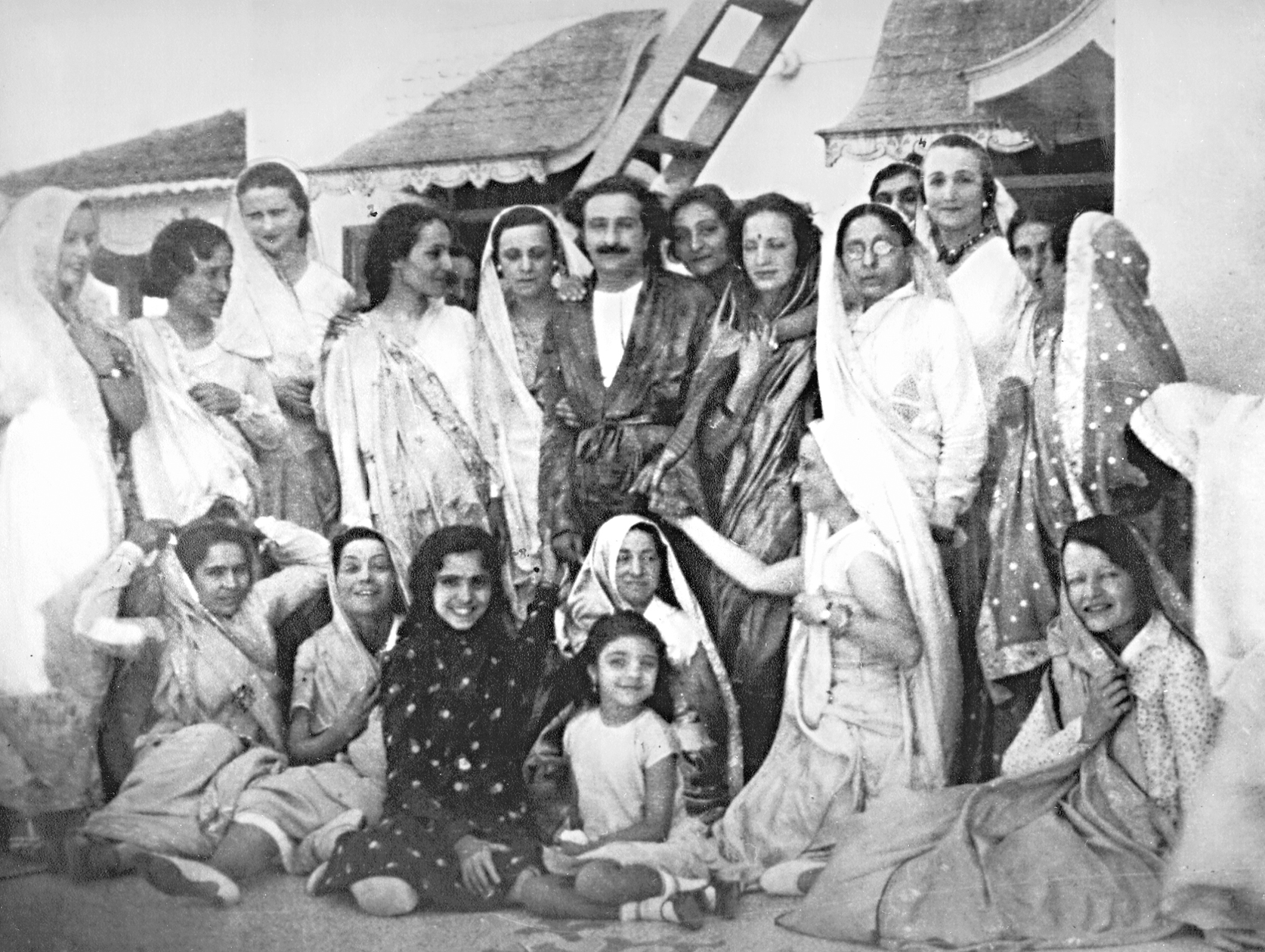 동양과 서양 여성들; 1933년 칸디블리