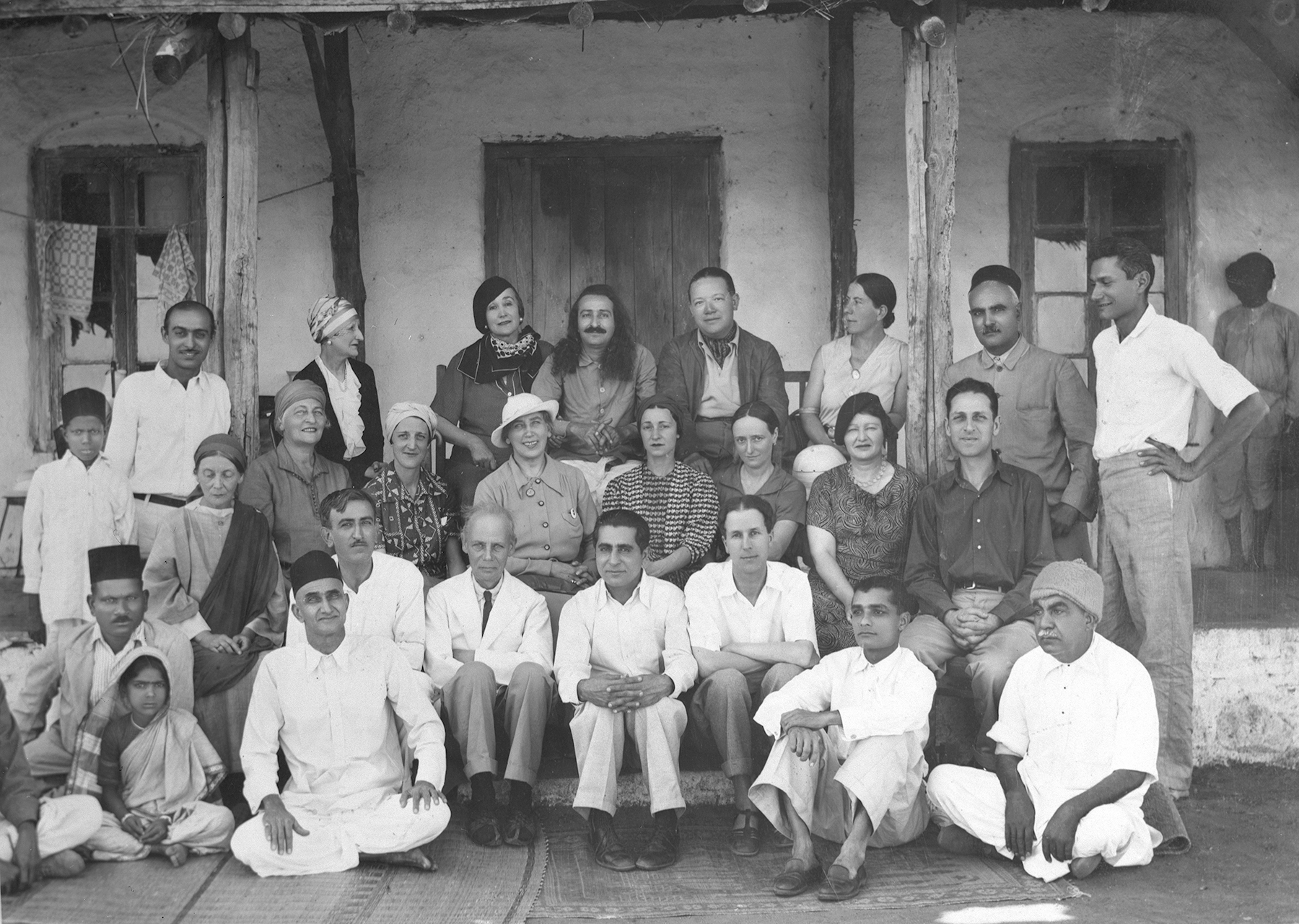 메헤라바드, 1937년 1월 22일
앞줄 앉아 있는: 시두, 미나 파텔 [마루티 파텔의 손녀], 칼레마마, 비슈누, 마사지
중간 줄 앉아 있는: 메리 바켓, 루아노, 찬지, 라노, 윌 바켓, 나딘, 아디 시니어, 델리아, 톰 샤플리, 마가렛, 엘리자베스, 말콤 슐로스
서 있는: 아미르 [아디 시니어를 도운 소년], 펜두, 노니, 노리나, 바바, 개릿 포트, 키티, 세일러, 파드리