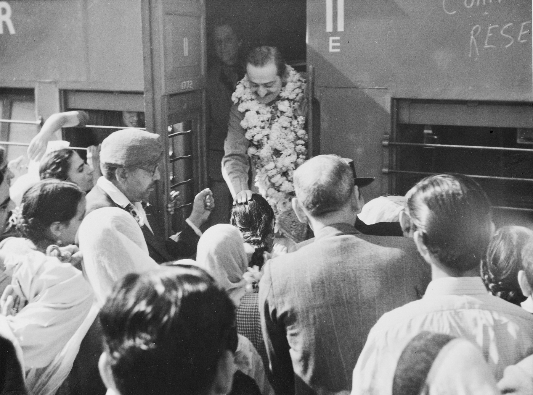 1953년 데라둔에서 기차에서 헌신자에게 축복을 내리는 모습