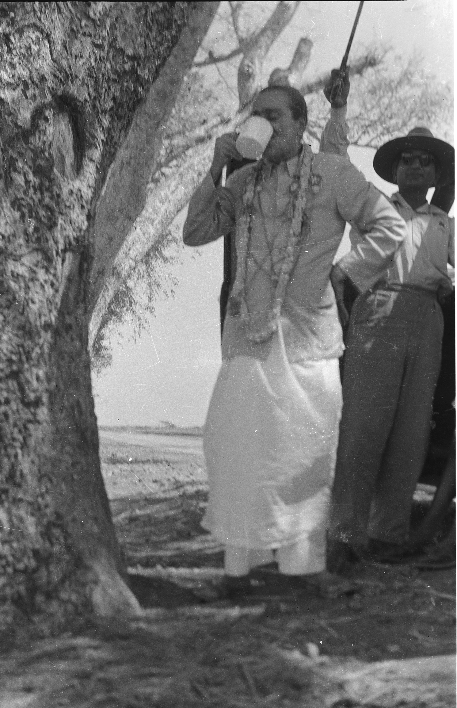 안드라, 1954년 3월; 쿠마르가 우산을 들고 있음