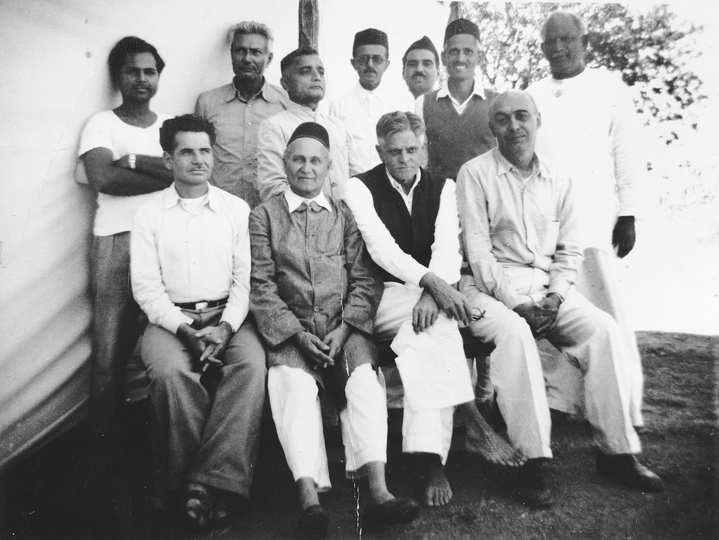 메헤르 바바의 만달리, 1955년 앉은 사람: 알로바, 구스타지, 람주, 펜두 서 있는 사람: 바우, 파드리, 비슈누, 페람, 에루치, 발 나투, 시두