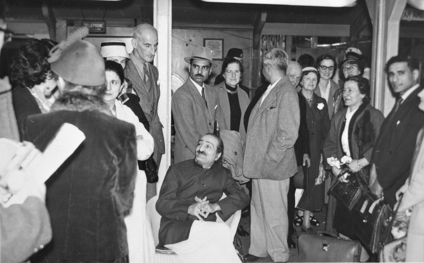 런던 공항, 1956년; 호마 다다찬지 맨 오른쪽