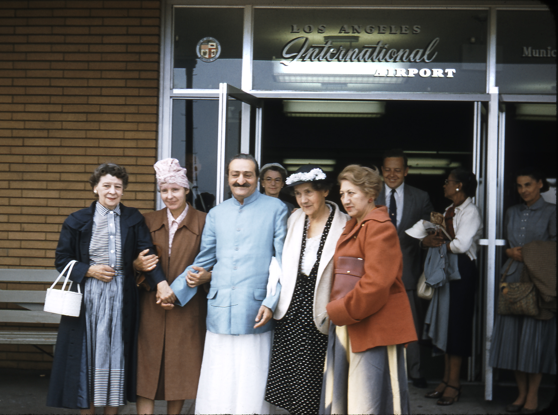 로스앤젤레스 공항, 1956년
글래디스 카, 마르게리트 폴리, 루스 화이트, 힐다 푹스
뒤: 마사 니콜스, 러드 딤플, 미리암 그레구아르, 엘라 윈터펠트