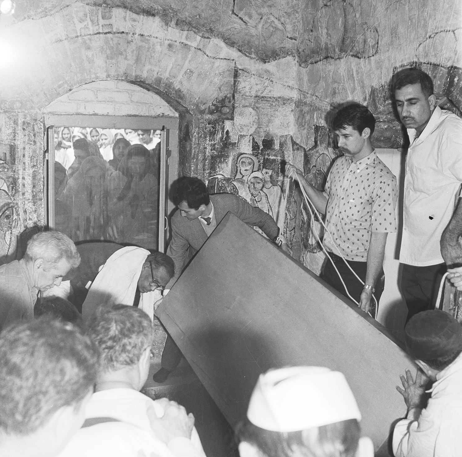 lowering Baba's coffin, Meherabad, 7 February 1969 Aloba, Kutumba Sastri, Irwin Luck, Rick Chapman, Hoshang Bharucha